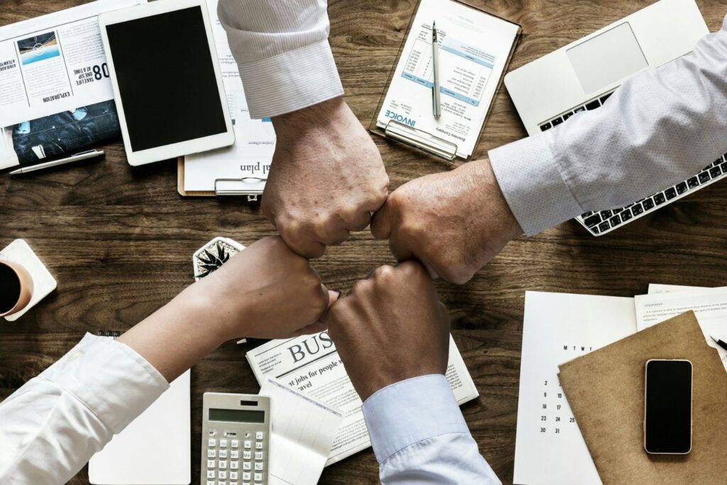 Puños-grupo-trabajo-en-equipo